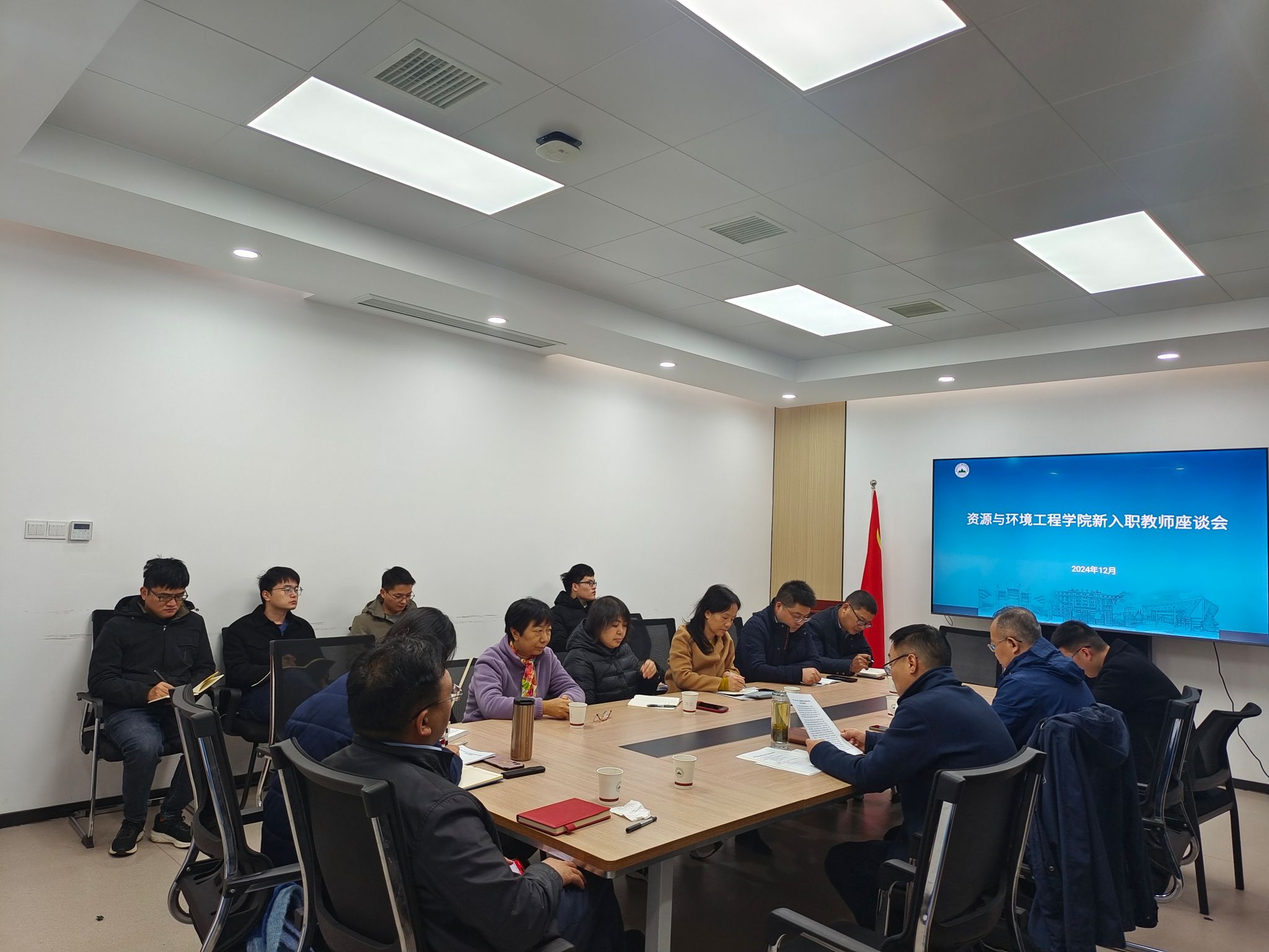 350vip8888新葡的京集团召开新入职教师座谈会