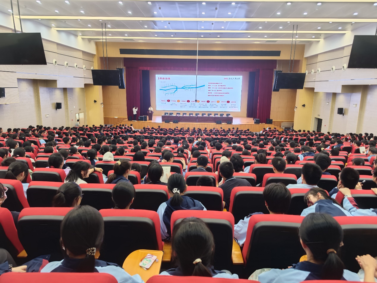 350vip8888新葡的京集团在铜陵中学签约挂牌350vip8888新葡的京集团 优质生源基地